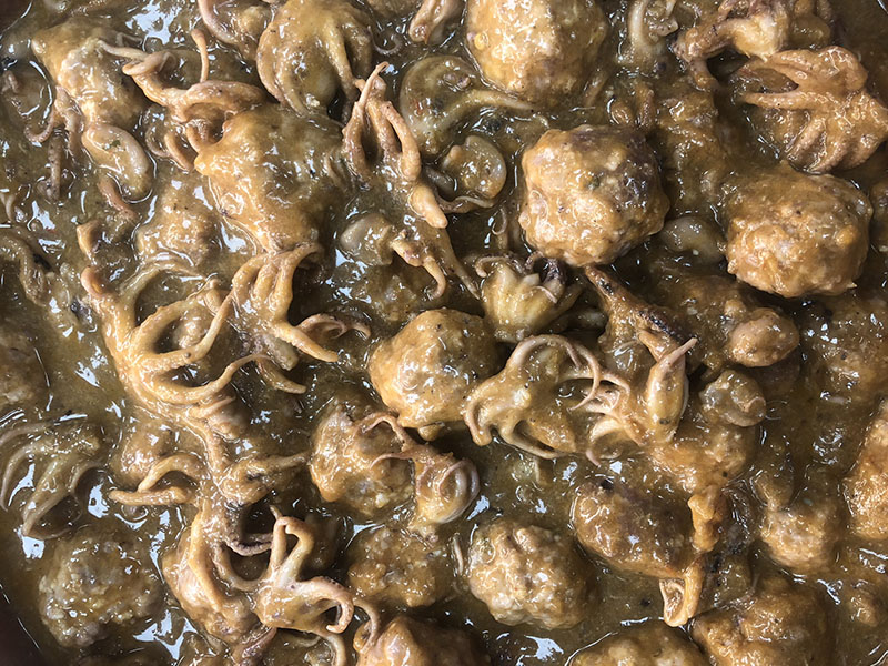 Pulpitos con albóndigas